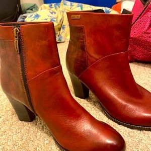 Stylish burgundy boots there awesome